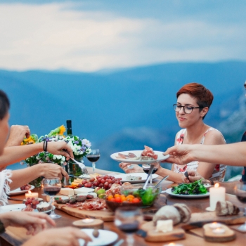 Οικογένεια και φίλοι μαθαίνουν να αντιμετωπίζουν την βαρηκοΐα